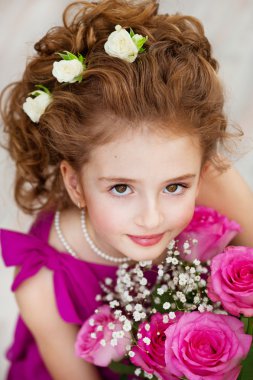 Güzel küçük bir kızın portresi.