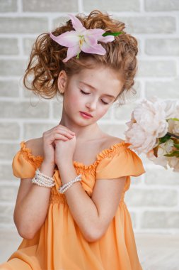 Güzel küçük bir kızın portresi.