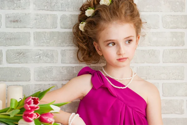 Porträtt av en vacker flicka med tulpaner — Stockfoto