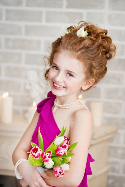 Portret van een mooi meisje met tulpen — Stockfoto