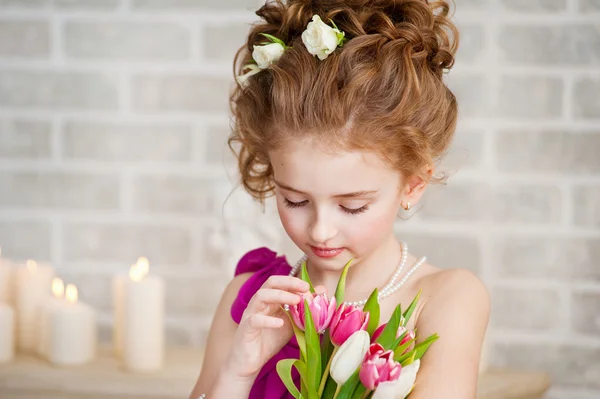 Portrait of a beautiful girl with flowers — Stock Photo, Image