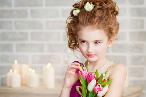 Портрет красивої дівчини з квітами — стокове фото