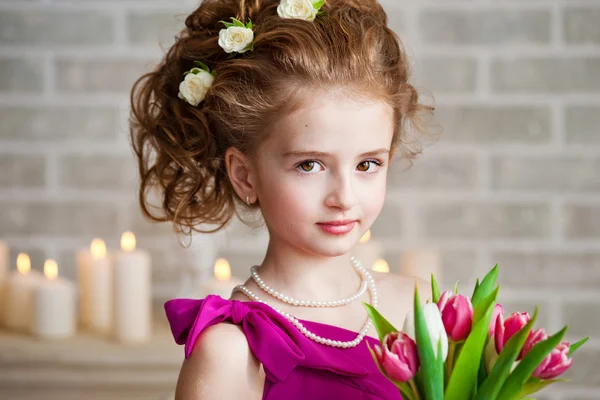 Retrato de uma menina bonita com flores — Fotografia de Stock