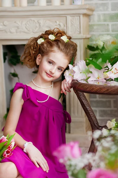 Portret van een mooi meisje met bloemen — Stockfoto