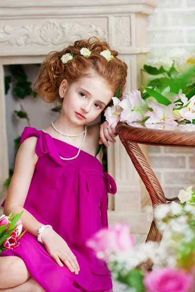 Porträtt av en vacker flicka med blommor — Stockfoto