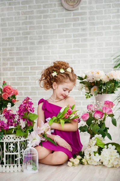 Porträtt av en vacker flicka med blommor — Stockfoto