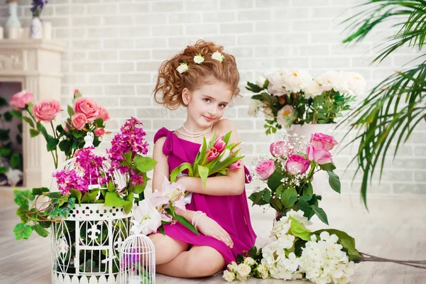 Portret van een mooi meisje met bloemen — Stockfoto