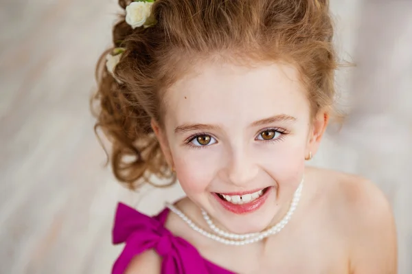 Portrait of a beautiful little girl smiling — Stock Photo, Image