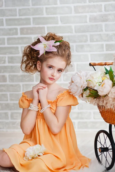 Meisje in oranje jurk met vintage pram — Stockfoto