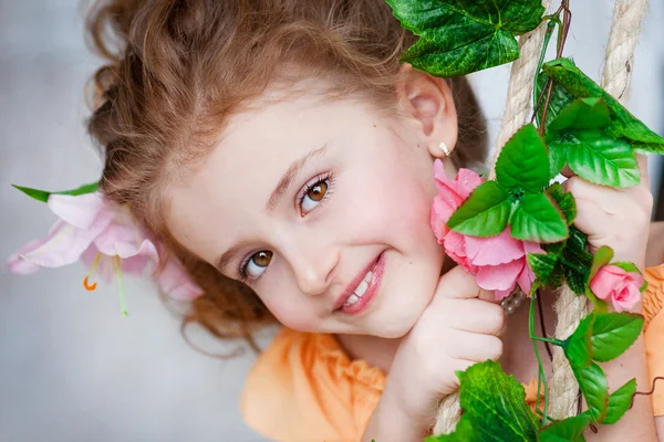 Porträtt av en vacker flicka med blommor — Stockfoto