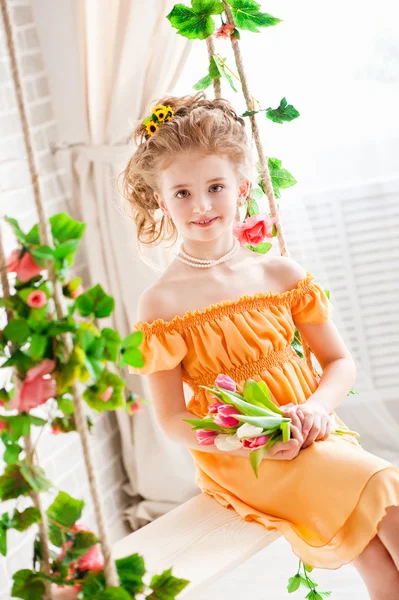 Retrato de uma menina bonita com tulipas — Fotografia de Stock