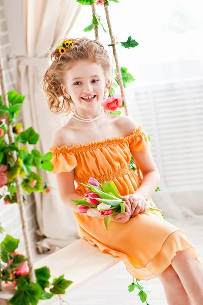 Портрет красивої дівчини з тюльпанами — стокове фото