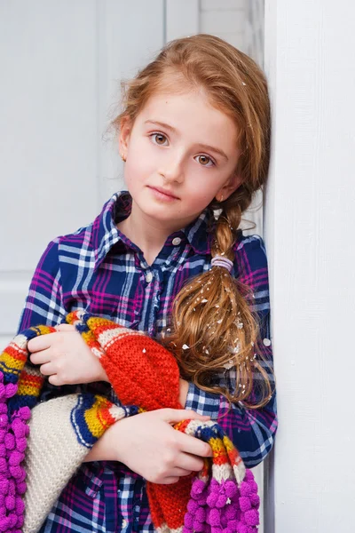 Красива дівчина в плетеній сорочці — стокове фото