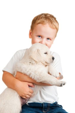 küçük çocuk bir köpek yavrusu