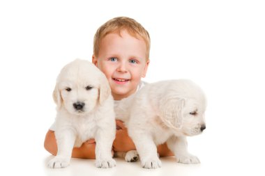 küçük çocuk bir köpek yavrusu