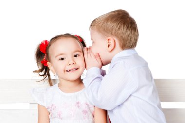 kız ve oğlan fısıldayan