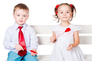 küçük bir kalp tutan kız ve erkek