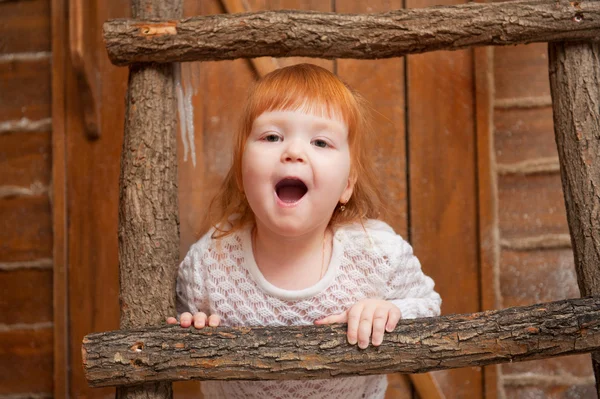 Ritratto di una bambina divertente — Foto Stock