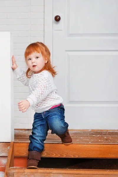 Bambina che gioca sotto il portico — Foto Stock