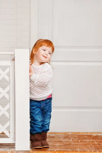 Bambina che gioca sotto il portico — Foto Stock