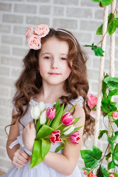 Menina bonita com tulipas — Fotografia de Stock