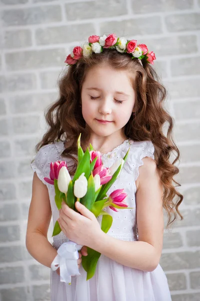 Belle fille avec des tulipes — Photo