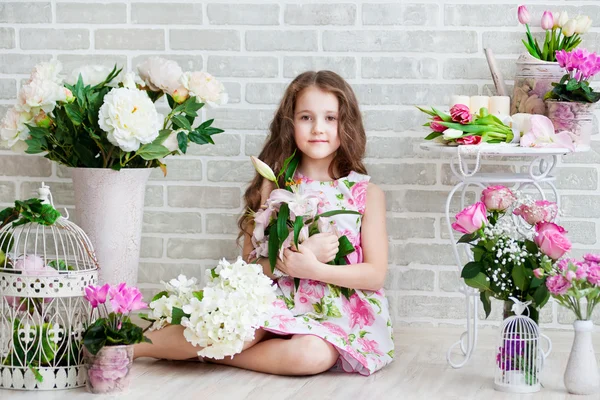 Vacker flicka med blommor — Stockfoto