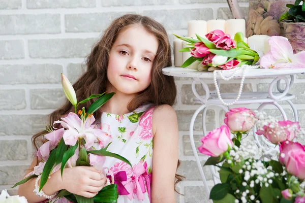 Όμορφο κορίτσι με λουλούδια — Φωτογραφία Αρχείου
