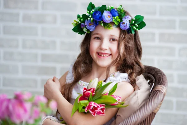 漂亮的小女孩在一个花圈 — 图库照片