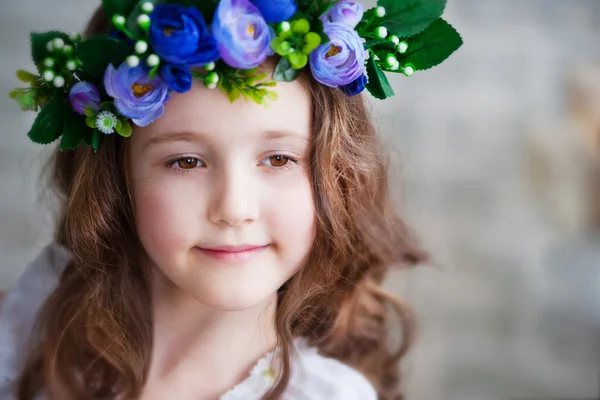 Schönes kleines Mädchen im Kranz — Stockfoto