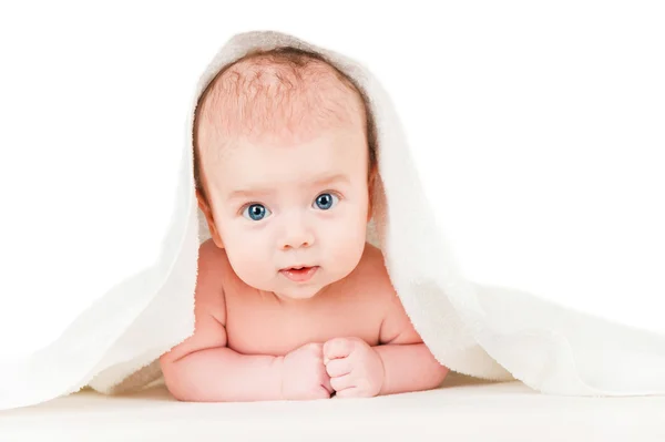 Mooie baby met een handdoek — Stockfoto