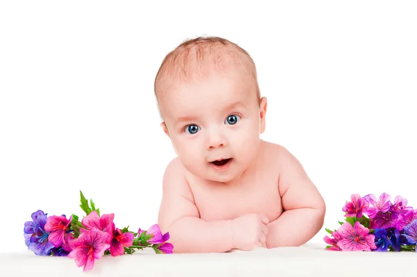 Mooie baby met bloemen — Stockfoto