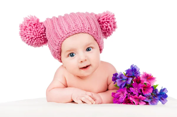 Mooie baby in de hoed met bloemen — Stockfoto