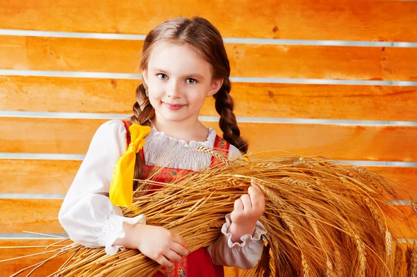 Girl holding ears of wheat — Stock Photo, Image