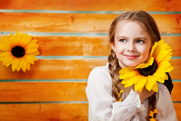 Vacker flicka med solrosor — Stockfoto