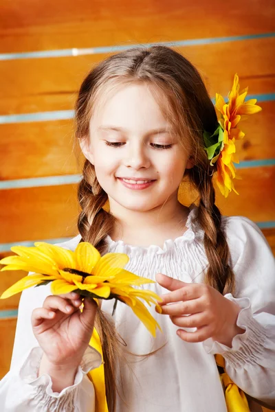 Schönes Mädchen mit Sonnenblumen — Stockfoto