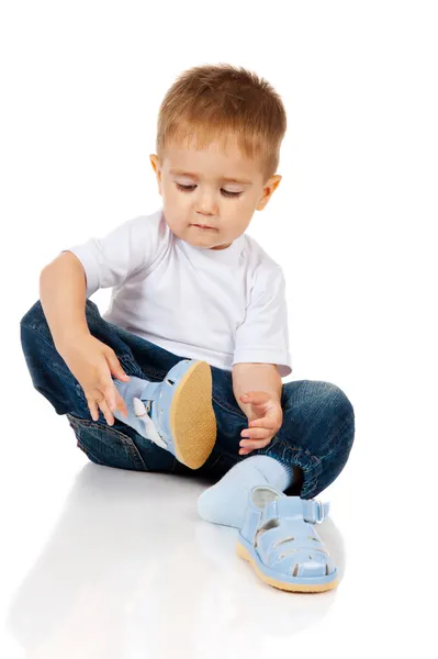 Junge mit Sandalen — Stockfoto