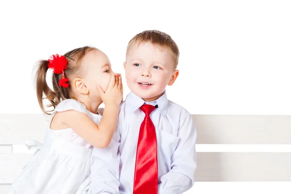 Девочка и мальчик шепчутся — стоковое фото