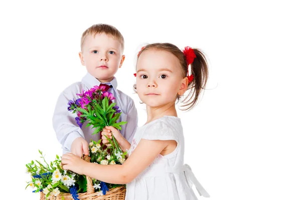 小女孩和一个男孩与一篮子鲜花 — 图库照片