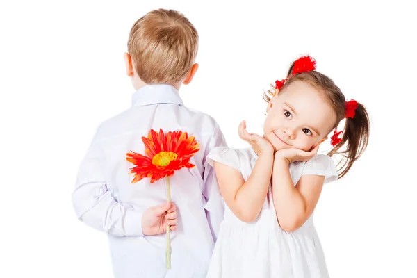 Menina e menino com uma flor — Fotografia de Stock