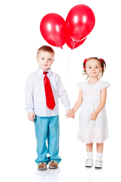 Garçon et fille avec les ballons rouges — Photo