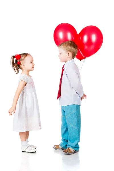 Menino e menina com os balões vermelhos — Fotografia de Stock