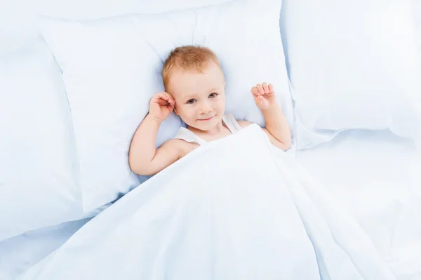 Kleine jongen verbergen in een deken — Stockfoto