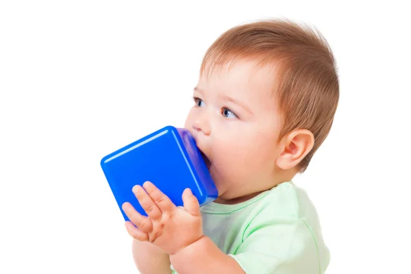 Menino com um brinquedo azul blocos — Fotografia de Stock