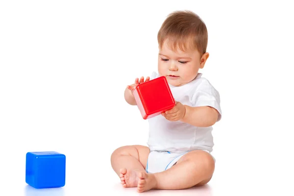 Liten pojke med en leksak block — Stockfoto