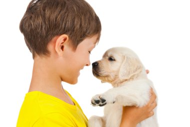 Çocuk bir köpek yavrusu