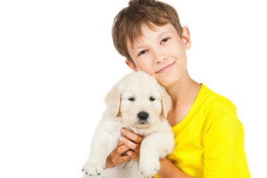 Çocuk bir köpek yavrusu