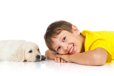 Çocuk bir köpek yavrusu