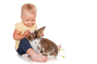 küçük kız lahana tavşan besleme