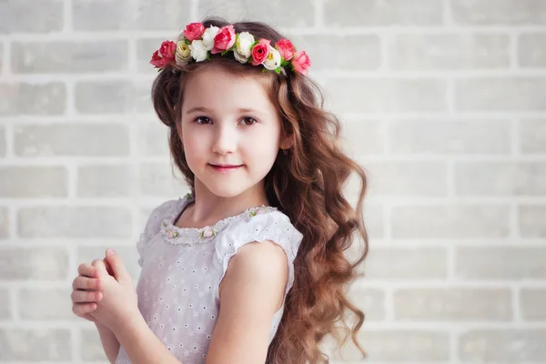 Egy gyönyörű kislány portréja. — Stock Fotó